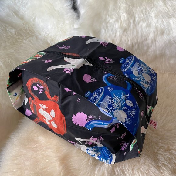 NWOT Baggu 3D Zip Pouch Large - The Met - Painted Teapots - Picture 4 of 4